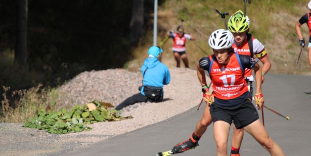 Mareike Braun und Charlotte Gallbronner laufen direkt hintereinander auf Skirollern.